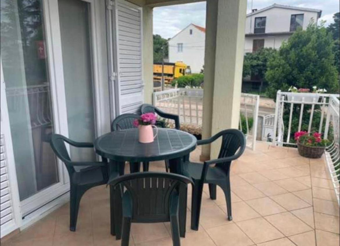 Apartman Kurtov Lägenhet Pakoštane Exteriör bild
